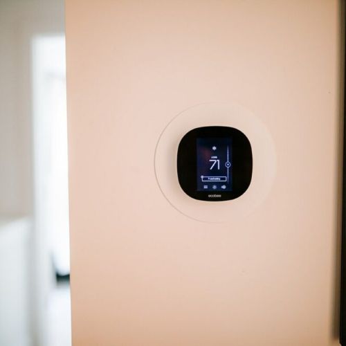Effortless climate control: this room comes equipped with a user-friendly thermostat controller, allowing you to easily adjust the temperature to your liking