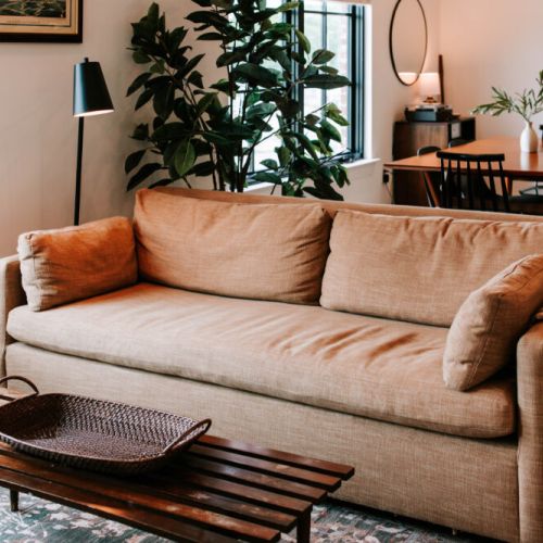Sink into relaxation: this living room boasts a comfortable sofa that pulls out into a queen-sized bed, inviting you to unwind and enjoy moments of comfort and peace!