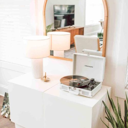 When you’re not watching TV, enjoy a good book while listening to music using the Bluetooth speaker, or put a record on the turntable and enjoy some tunes. If you need to get work done during your stay, the fast wifi makes it easy.