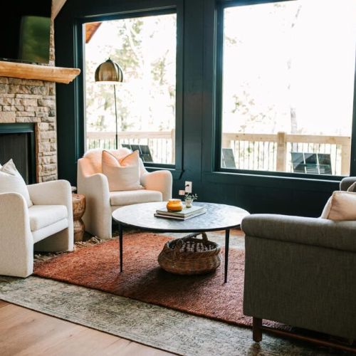 The main-level lounge boasts massive floor-to-ceiling windows, which allow you to take in the incredible mountain views from the comfort of the sofa or plush chairs. There’s also a large flat-screen TV and a gas fireplace.