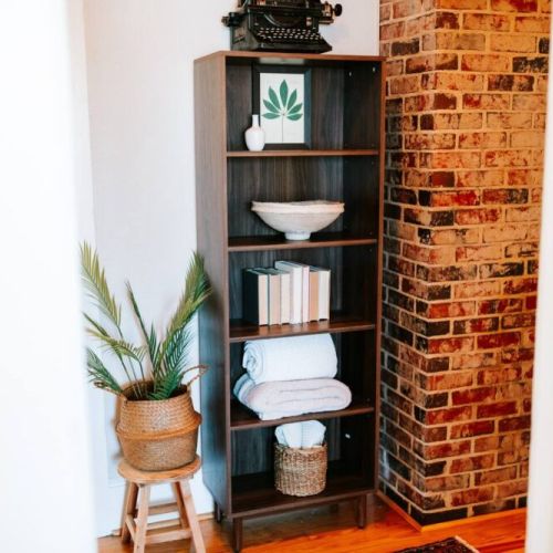 Inviting charm: this home is adorned with beautiful decors, adding a touch of personality and warmth to every corner.