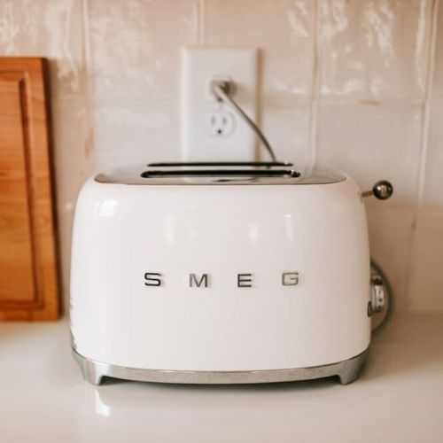 Add a touch of retro charm to your kitchen: this stylish space comes equipped with a Smeg toaster, combining vintage design with modern functionality.