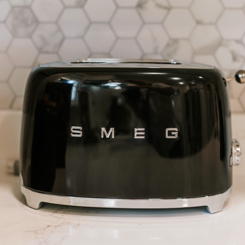 Vintage style SMEG toaster brings a pop of design to the space.
