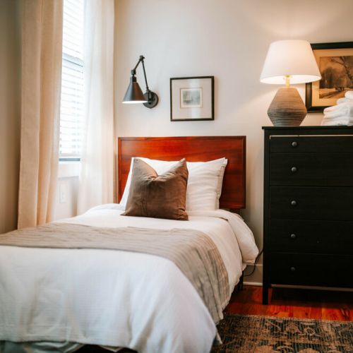 Sleep in blissful comfort! Thus room features two twin beds with organic cotton linens and EXTREMELY comfortable mattresses, ensuring a restful night's sleep