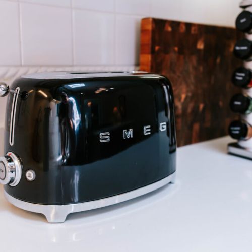 Our fully equipped kitchen comes with everything you need—including a Smeg toaster that brings a pop of retro charm to your morning routine.