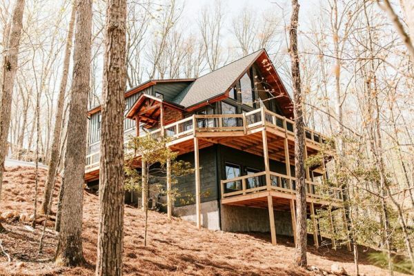 Luxury 4BR Designer Cabin | Hot Tub • Views • Fire