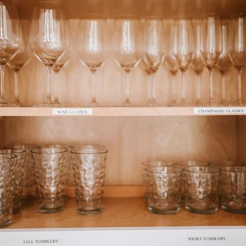 Sophisticated hospitality: this fully equipped kitchen includes wine and champagne glasses, inviting guests to savor every moment with style and elegance.
