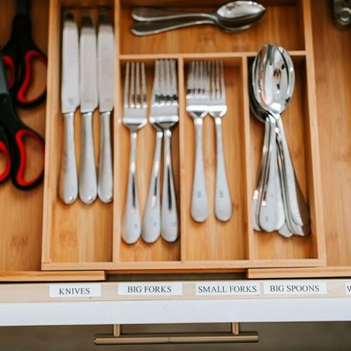 Effortless organization: this kitchen offers utensils neatly sorted inside a drawer, ensuring easy access and a clutter-free cooking experience