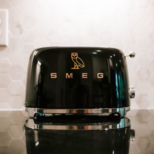 Start your mornings in style with a designer SMEG toaster—where luxury meets everyday comfort in the kitchen.