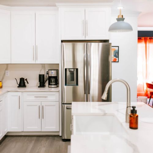 This sleek, coffee-lover’s kitchen is fully stocked and ready to fuel your day—from espresso shots to smoothie sips, all in serious style.
