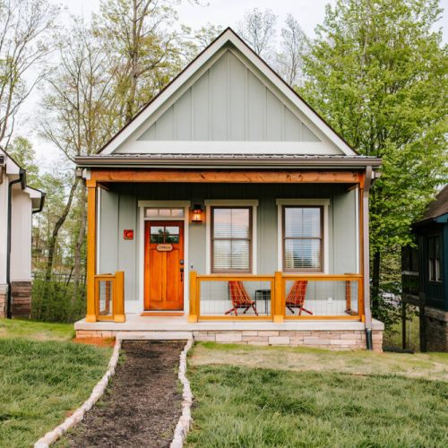 Discover the tranquil beauty of Jasper Highlands. Our charming single-level cabin offers the perfect weekend getaway, tucked away in a mountaintop community with stunning views of the mountains and rivers—your ultimate peaceful escape.