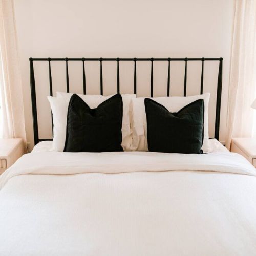 Downstairs bedroom with queen sized bed.