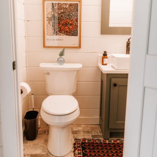 Bright and cozy bathroom