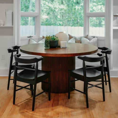 A warm and inviting breakfast nook —perfect for morning coffee or gathering with friends.