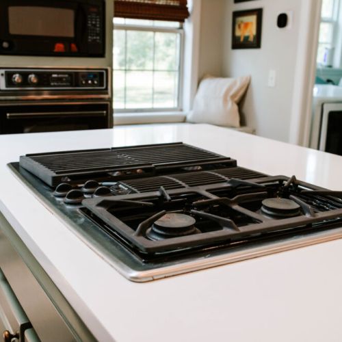 Channel your inner chef with our cooktop island. Perfect for everything from pancake mornings to cozy dinners in. Spacious, stylish, and fully equipped for your stay.