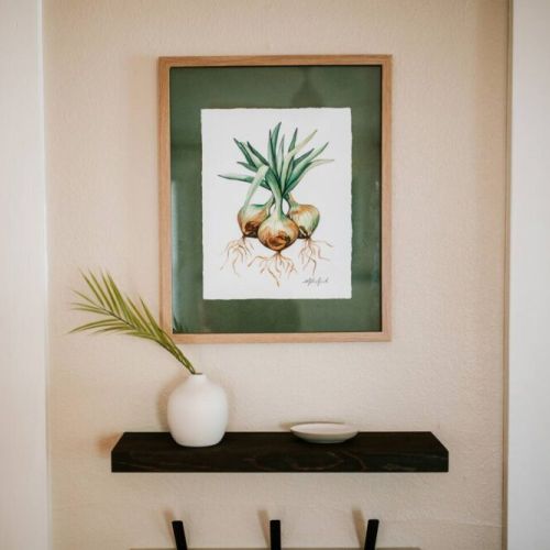 Convenient and practical: this corner provides hooks for guests to hang coats or keys, keeping essentials organized and easily accessible.