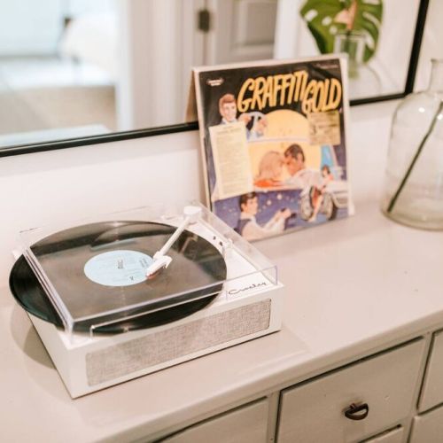 Turn up the nostalgia: this record player is ready for your enjoyment, adding a touch of retro charm to your living space.