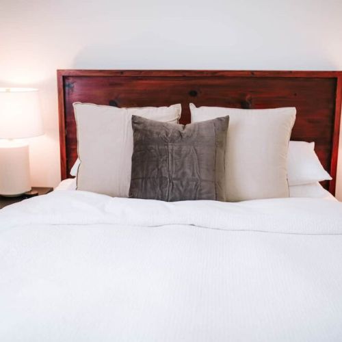 Indulge in serenity and comfort in our thoughtfully designed bedroom retreat. ️✨ This snapshot reveals the epitome of relaxation – a queen-sized bed adorned with luxurious, all-white organic Supima cotton linens. Every detail is meticulously curate